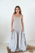 Cargar imagen en el visor de la galería, ROMINA PUFFBALL DRESS
